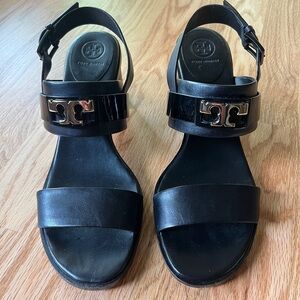 Tory Burch Gigi Black Leather Sandals in Black. Size 9M